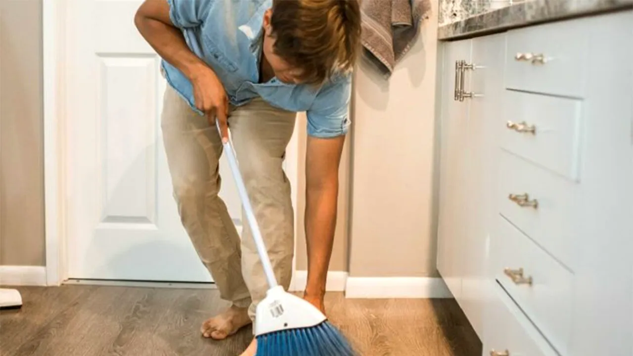 Câți euro primește salariu lunar o femeie de serviciu din România, în Italia. 