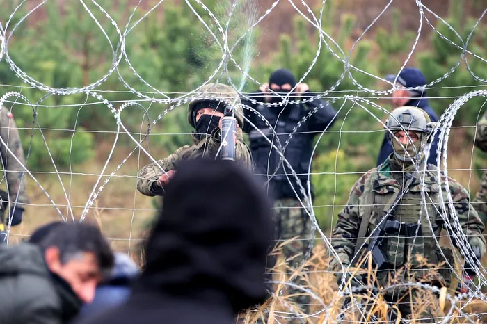 Mobilizare masivă la granița dintre Polonia și Belarus după ce sute de migranți se îndreaptă spre teritoriul polonez. Reacția NATO