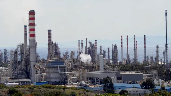 Explozie la o rafinărie de petrol din Grecia. Doi muncitori au fost grav răniți