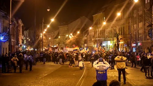 Peste 20.000 de oameni au cântat imnul României în fața casei lui Klaus Iohannis, la Sibiu