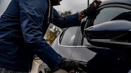 Hoț cu TUPEU: Un bărbat din Cluj a furat o mașină din județul Bihor pentru că nu avea cu ce se întoarce acasă 