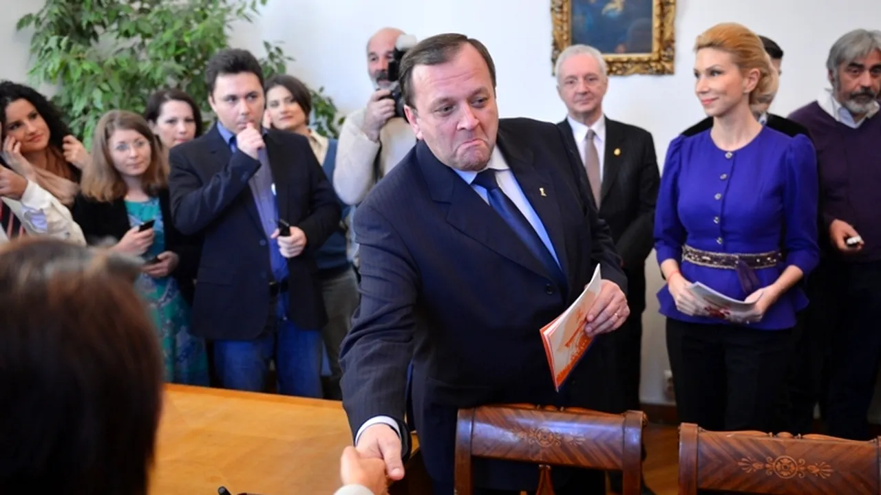 Flutur: Cred că cei de la USL au pijamalele prin studiourile TV. Sunt mai mult la TV decât la Guvern