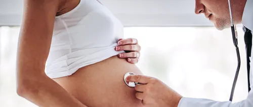 Femeile nasc bebeluși cyborg. Particule de microplastice, găsite în placentă, după naștere