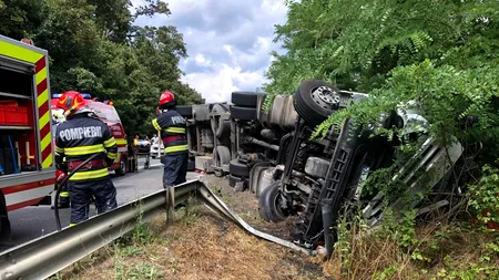 Un șofer turc a murit după ce TIR-ul pe care îl conducea s-a răsturnat pe DN7, în județul Arad (FOTO)