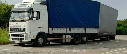 Un șofer român de TIR, care transporta pal în Italia, este cercetat de polițiștii din Arad după au găsit în camionul său cinci migranţi din Sri Lanka