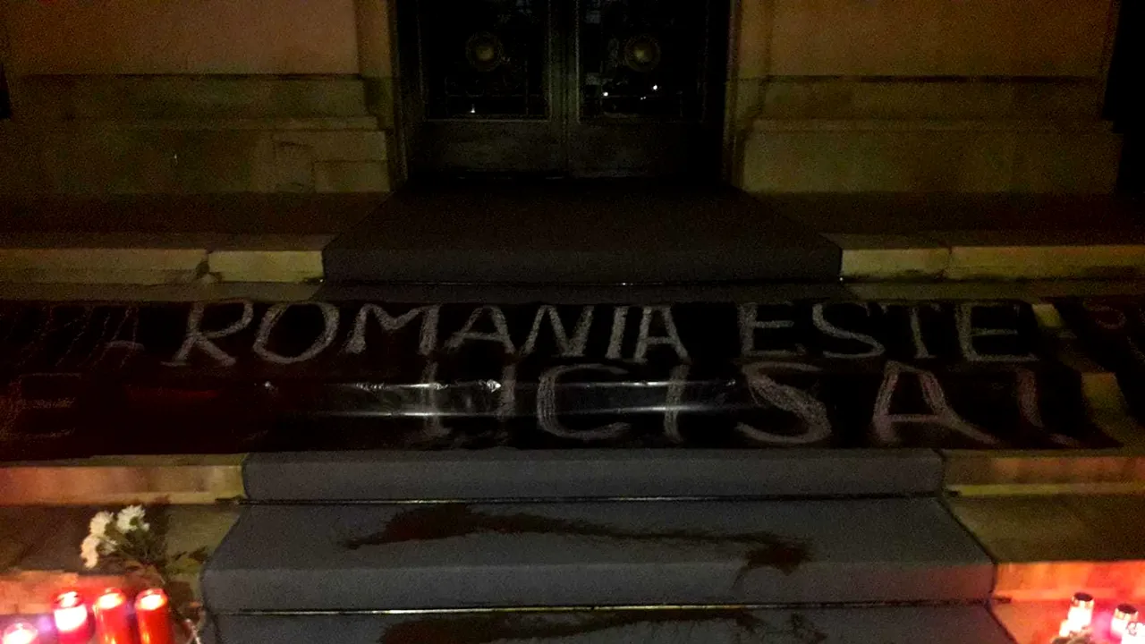 Un protestatar #rezist a turnat ketchup pe scările MAI: „E sângele fetelor de la Caracal