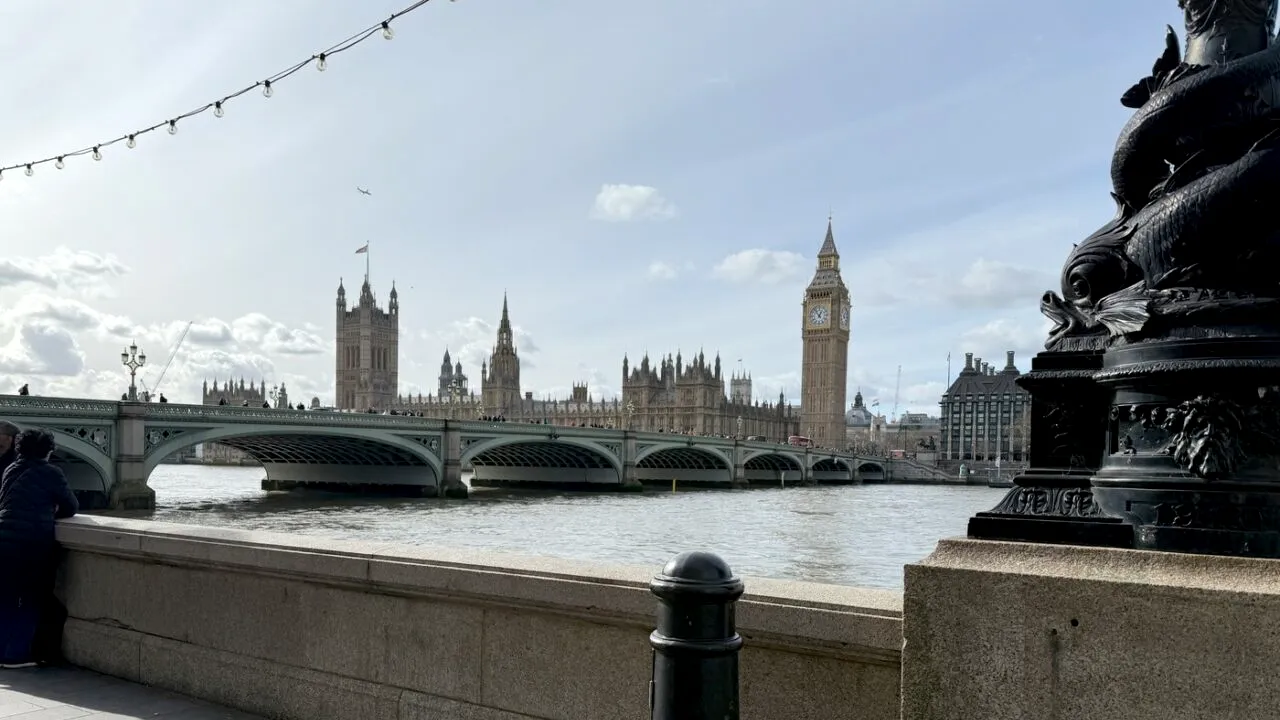 De la 1 aprilie 2025, turiștii românii trebuie să plătească o TAXĂ de intrare în Marea Britanie. Ce presupune autorizația electronică de călătorie