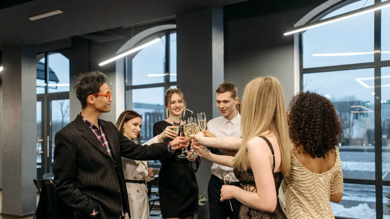 Revelion 2024. Câți bani trebuie să scoți din buzunar pentru o petrecere pe cinste