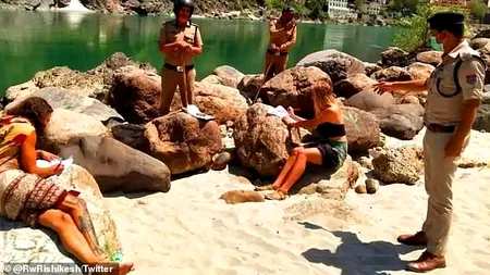 BLOCAȚI ÎN INDIA. Șase turiști au trăit într-o peșteră, timp de o lună, după ce au rămas fără bani în timpul stării de urgență