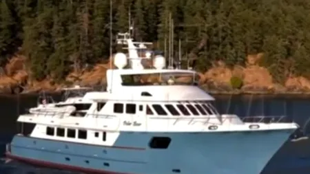 Momentele incredibile în care un iaht de 24 de milioane de dolari a fost mistuit de flăcări