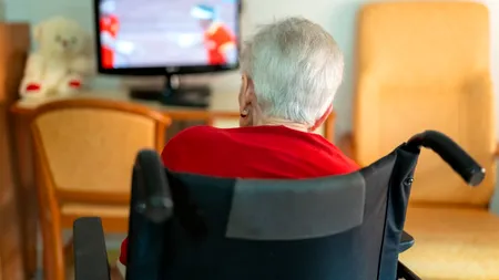 Studiu. Ce se întâmplă dacă petreci prea multe ore, urmărind emisiuni la TV? Impactul asupra sănătății