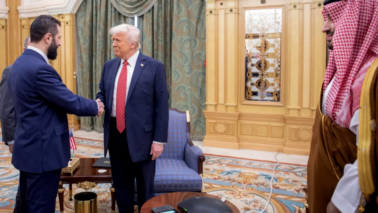 Donald Trump s-a întâlnit cu liderul sirian Ahmed al-Sharaa, la o zi după ce a anunțat RIDICAREA sancțiunilor impuse Siriei