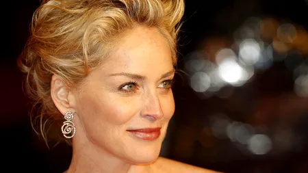 Cum arată Sharon Stone în costum de baie, la 59 de ani 