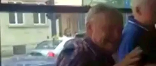 Tânără agresată de un pensionar, pentru că vorbea la telefon în autobuz: ''Îți arăt eu''