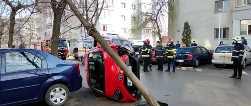 VIDEO | Cum a reușit un șofer de 73 de ani să se răstoarne cu mașina pe o străduță din Slatina, apoi a refuzat internarea