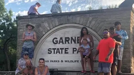 O familie acuză o tânără topless că le-a distrus o poză dintr-o călătorie - FOTO, VIDEO