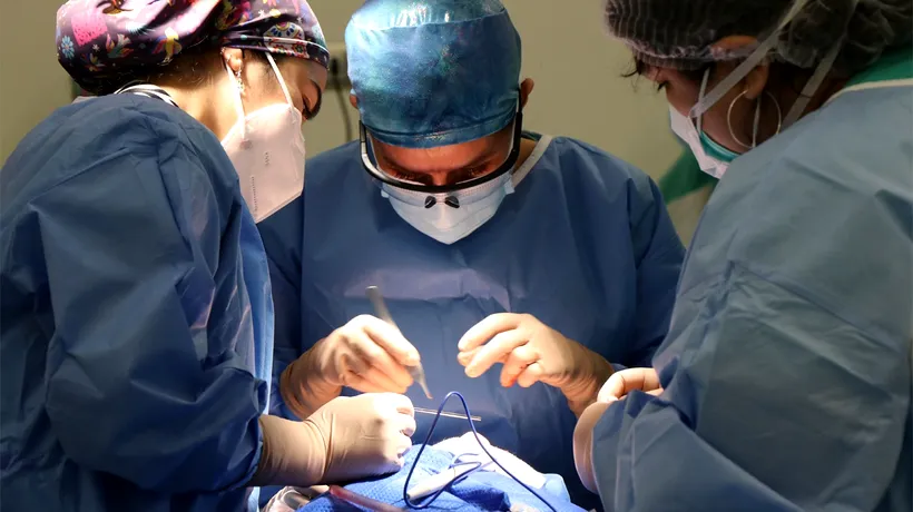 Ce au găsit medicii chirurgi în stomacul unui bărbat, care se văita de 3 zile că îl doare burta