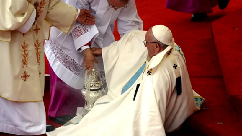 Papa Francisc a căzut în timpul unei slujbe în Polonia. Momentul a fost văzut de milioane de oameni