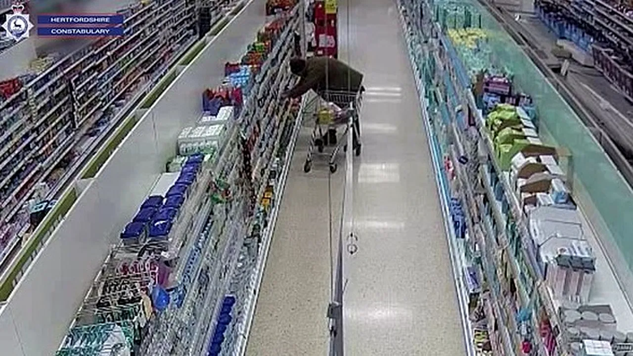 Gest inuman făcut de un bărbat! A pus lame în mâncarea de bebeluși, apoi a așezat-o pe raftul unui supermarket: „Țiganii m-au pus să fac asta!” - VIDEO