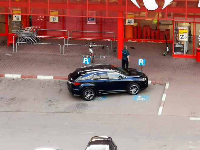 Culmea nesimțirii! Cum a parcat bărbatul din imagine, în fața Carrefour din Iași / Sursa foto: Facebook