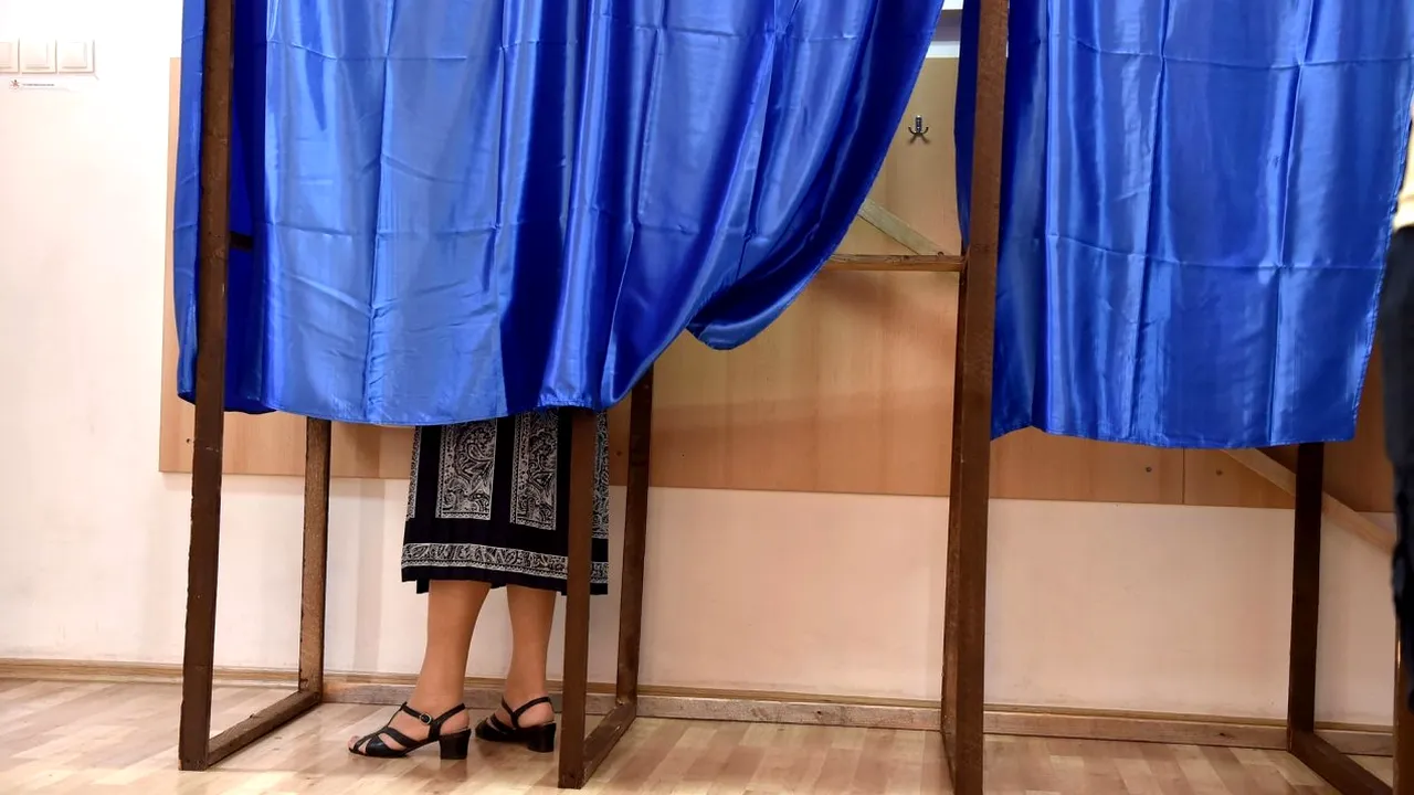 O româncă din Italia, prinsă când făcea POZE în cabina de vot. Ce riscă femeia