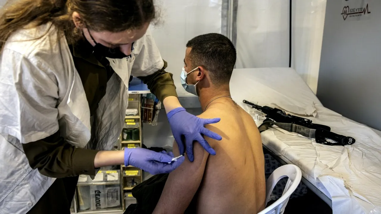 Armata ISRAELIANĂ își vaccinează militarii împotriva poliomielitei. Virusul este prevalent în GAZA