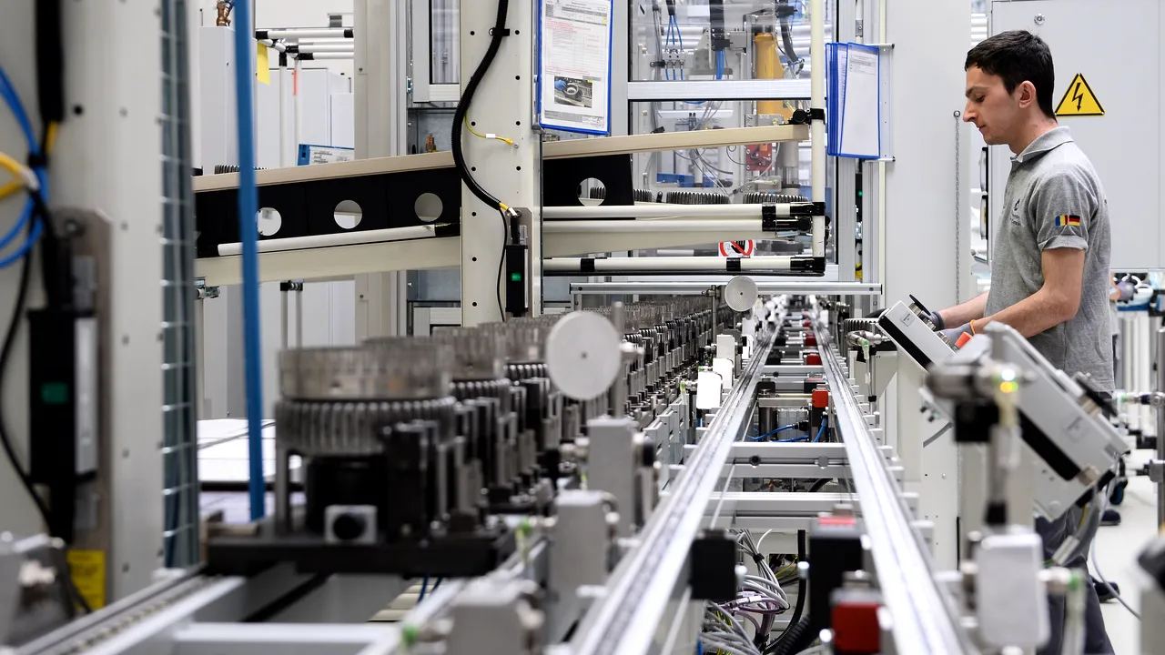 Cine face jumătate din afacerile din România