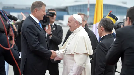Iohannis, către Papa Francisc: Este o mare plăcere să vă avem pe pământ românesc - VIDEO