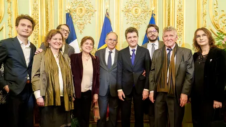 Scandalul diplomei de licență a lui Nicușor Dan se mută în Franța. Profesori din Paris sar în apărarea lui și publică un videoclip