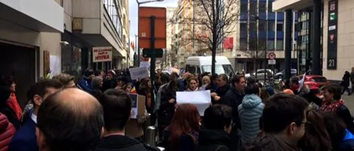 Protest la Bruxelles. Europarlamentar: Sute de români își sacrifică pauza de prânz pentru a ne apăra de hoți 