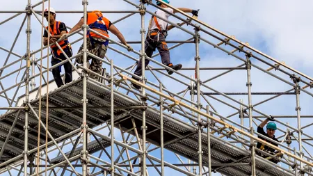 Sute de mii de români ar putea fi afectați de Brexit: câți români lucrează, legal, în Marea Britanie