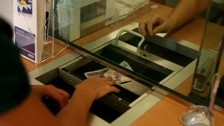 Cursul a atins un nou MAXIM ISTORIC, de peste 4,6 lei/euro. Un dealer valutar: 