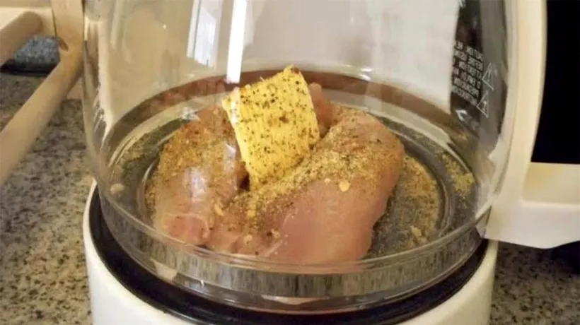 Culmea zgârceniei! Acest turist a gătit un piept de pui întreg în cafetiera din camera hotelului