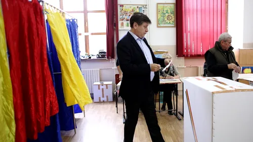 ALEGERI PREZIDENȚIALE 2014. Antonescu a votat cu aproape o oră mai devreme decât momentul anunțat de PNL
