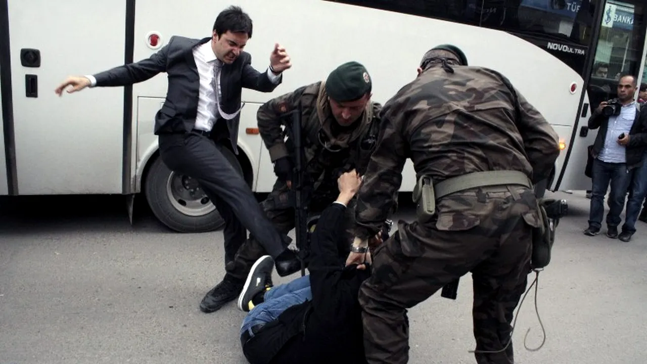 Durerea morților, dublată de durerea bătăii. Consilierul premierului turc, fotografiat în timp ce lovea cu picioarele un protestatar după tragedia din mină