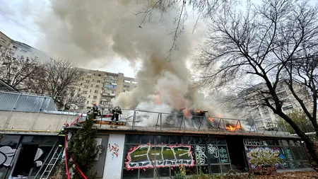 Incendiu puternic în centrul Capitalei.  Focul se manifestă în interiorul fostului RESTAURANT Mărul de Aur