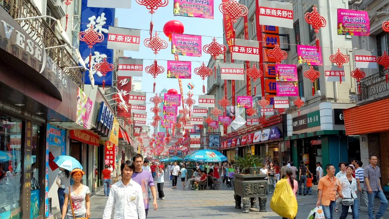 COVID-19. Wuhan a testat într-o zi de peste 4 ori mai mulți oameni decât România de la începutul pandemiei!