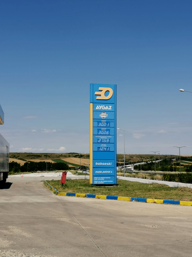 Cât costă un litru de motorină în Turcia. Un turist român a făcut această poză, într-o benzinărie din Babaeski / Sursa foto: FACEBOOK