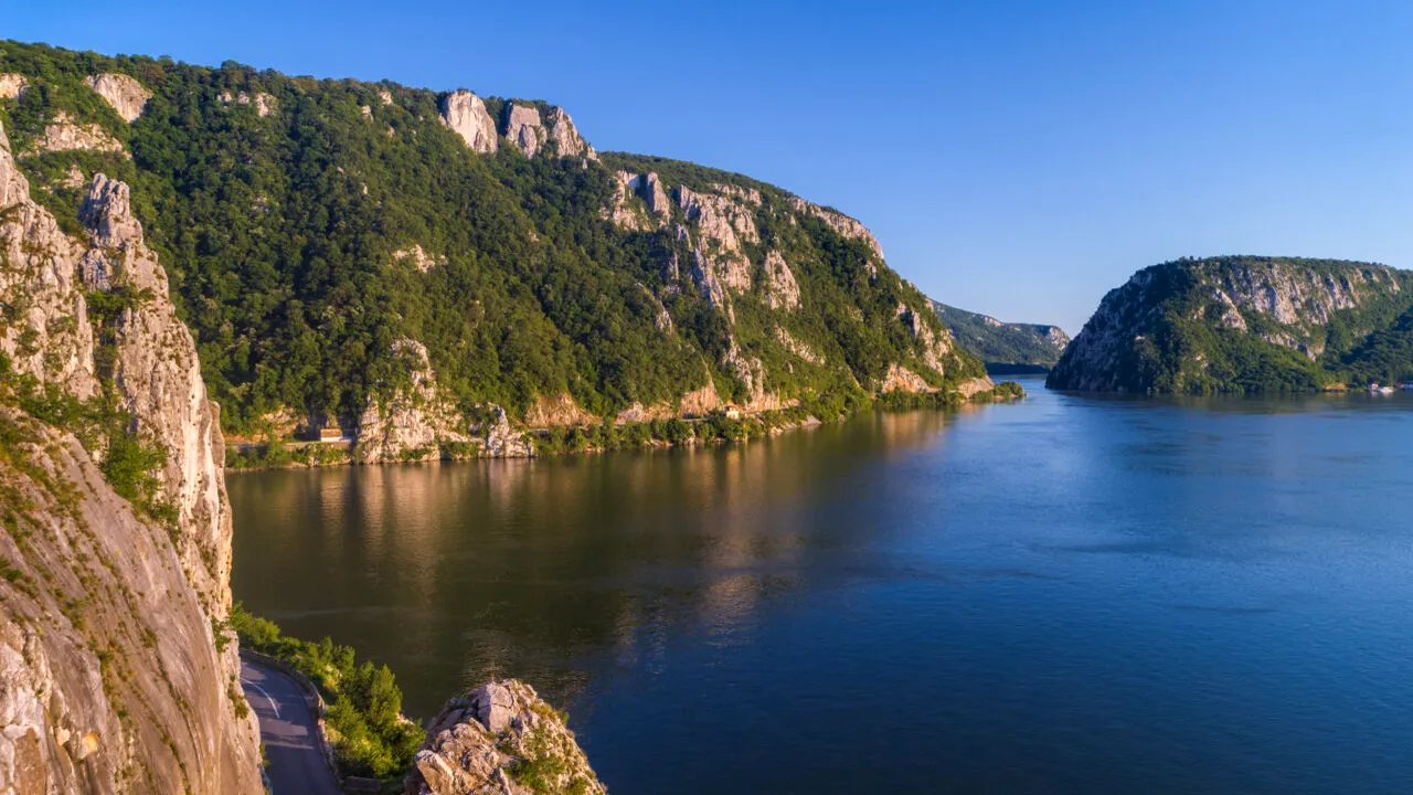 Stațiunea din România denumită „litoralul de la munte”. Alternativa preferată de turiști pentru a fugi de caniculă