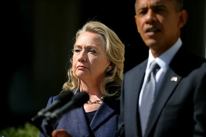 Fostul secretar de Stat american Hillary Clinton, pe 12 septembrie 2012, asistă la declarația președintelui Barack Obama despre uciderea ambasadorului SUA J. Christopher Stevens din Libia și atacul din Benghazi. Hillary nu și-a mai reluat funcția în cel de-al doilea mandat prezidențial al președintelui Obama. Sursa Foto: Profimedia 