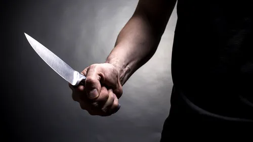 Caz șocant în Alba: Un bărbat a fost încătușat după ce i-a amenințat pe polițiști cu cuțitul și a spart parbrizul mașinii de Poliție