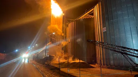 Un incendiu puternic a cuprins un depozit de cereale din Bacău. Zeci de tone de floarea soarelui au fost distruse de flăcări