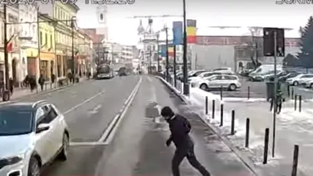 La un pas de tragedie: Cum a reușit un șofer de autobuz să evite un accident mortal după ce un pieton a traversat pe roșu - VIDEO