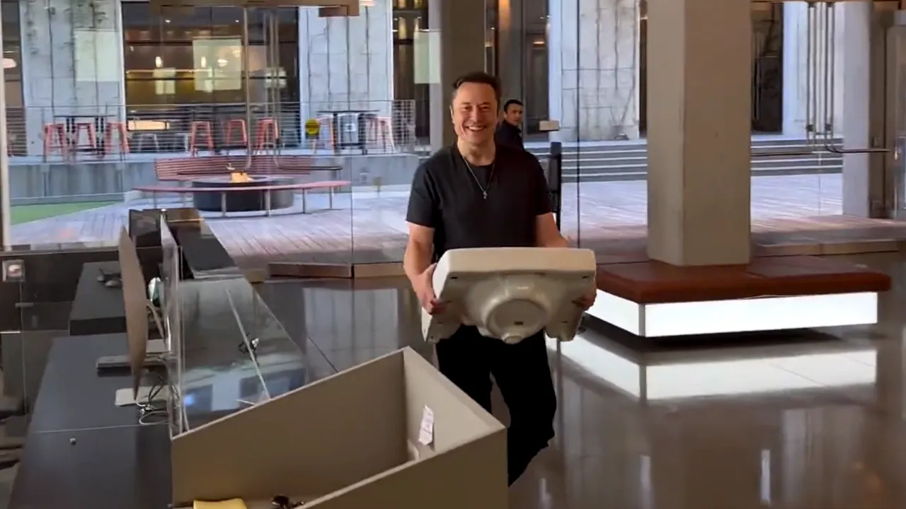 VIDEO | Elon Musk, apariție spectaculoasă în sediul Twitter, în ziua în care a confirmat că a cumpărat platforma. Miliardarul intră cu o chiuvetă în brațe