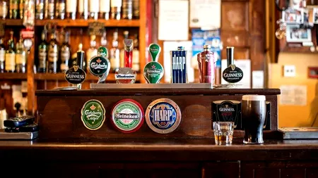 Terasele din Centrul vechi al Bucureștiului nu vor mai fi aprobate în dreptul clădirilor cu faţade degradate