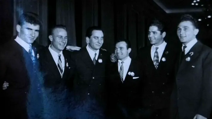 Leon Rotman, alături de alți sportivi dupăă Olimpiada din 1956