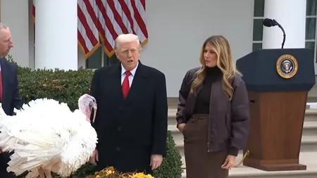Președintele Donald Trump și Prima Doamnă Melania participă la ceremonia de grațiere a curcanilor de Ziua Recunoștinței