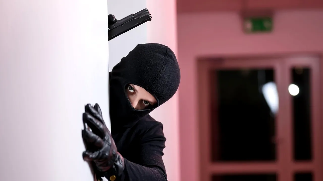 După ce au greșit casa pe care voiau să o jefuiască, 4 hoți și-au cerut scuze, au pus lucrurile la loc și au făcut curat