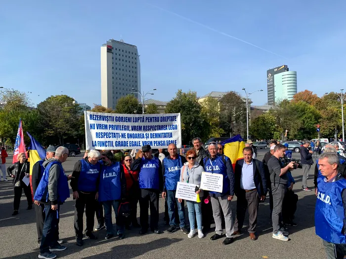 Protest simbolic în fața Guvernului, de Ziua Armatei. Mii de sindicaliști din Poliție, Armată și Silvicultură și-au cerut drepturile