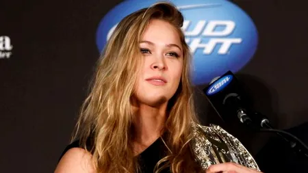 Un soldat american a invitat pe internet o celebră luptătoare și actriță la un bal. Răspunsul ei l-a impresionat